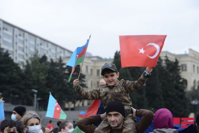 Azərbaycan bayrağına!
