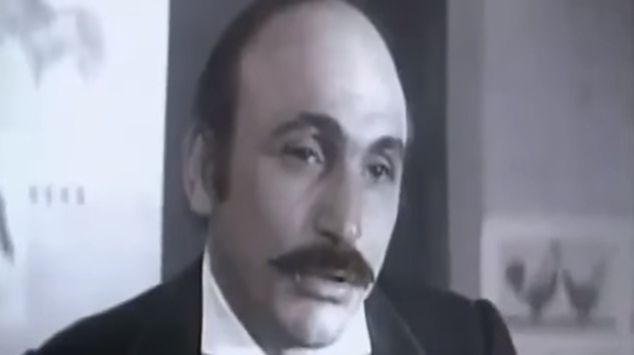"Qəm pəncərəsi"ndən boylanan "uşkol" - "Dördüncü divar" qarşısında "Qəm pəncərəsi"ndən boylanan "uşkol" - "Dördüncü divar" qarşısında