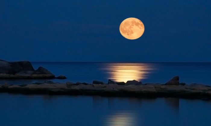 Ay çəkilər yuxu kimi... - Günel EYVAZLI Ay çəkilər yuxu kimi... - Günel EYVAZLI