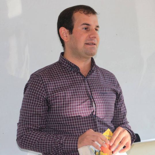 "Qırmızı saçlı qadın"da Şərq-Qərb dilemması - Cavid Qədir "Qırmızı saçlı qadın"da Şərq-Qərb dilemması - Cavid Qədir