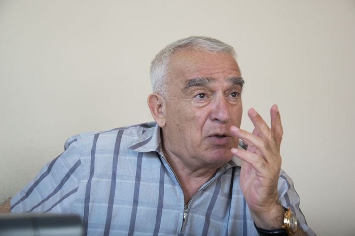 Çingiz Əlioğlu şeiri:  Dilin magik təcrübəsi - Rüstəm KAMAL Çingiz Əlioğlu şeiri:  Dilin magik təcrübəsi - Rüstəm KAMAL
