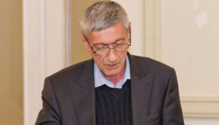 Vaqif Yusifli tənqidi - ədəbiyyatımızın isti qanı - Elnarə AKİMOVA Vaqif Yusifli tənqidi - ədəbiyyatımızın isti qanı - Elnarə AKİMOVA