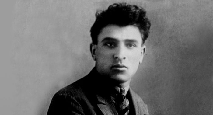 Bu gün Mikayıl Müşfiqin anım günüdür - Alnımda göynəyən güllə yeri...Müşfiqin ruhuna...Günel EYVAZLI yazır - Günel EYVAZLI Bu gün Mikayıl Müşfiqin anım günüdür - Alnımda göynəyən güllə yeri...Müşfiqin ruhuna...Günel EYVAZLI yazır - Günel EYVAZLI