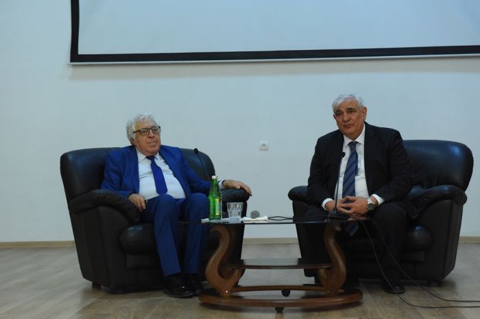 Azərbaycan Dillər Universitetində Xalq yazıçısı Anarla görüş keçirilib Azərbaycan Dillər Universitetində Xalq yazıçısı Anarla görüş keçirilib