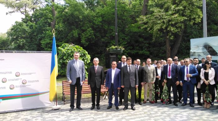 Kiyevdə mütəfəkkir şair İmadəddin Nəsiminin heykəlinin rəsmi açılış mərasimi keçirilib Kiyevdə mütəfəkkir şair İmadəddin Nəsiminin heykəlinin rəsmi açılış mərasimi keçirilib