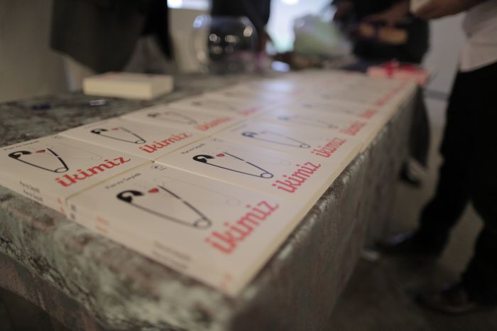 Yazıçı, ssenarist Pərviz Seyidlinin "İkimiz" kitabının təqdimat və imza günü keçirildi - FOTOLAR Yazıçı, ssenarist Pərviz Seyidlinin "İkimiz" kitabının təqdimat və imza günü keçirildi - FOTOLAR