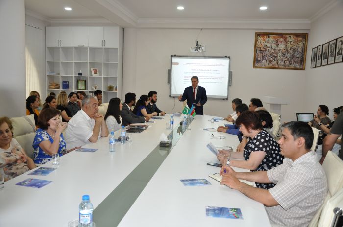 “Azərbaycan-Pakistan ədəbi-mədəni əlaqələri” mövzusunda konfrans keçirildi “Azərbaycan-Pakistan ədəbi-mədəni əlaqələri” mövzusunda konfrans keçirildi