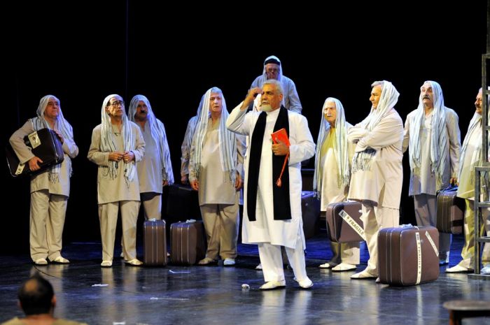 “Dəli yığıncağı” tamaşası uğurla nümayiş olunub “Dəli yığıncağı” tamaşası uğurla nümayiş olunub