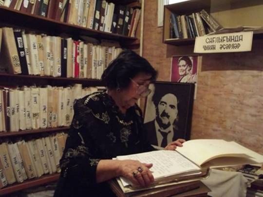 "Kürsü" layihəsinin qonağı Xalq şairi Xəlil Rza Ulutürkün həyat yoldaşı və məsləkdaşı Firəngiz Xəlilbəylidir "Kürsü" layihəsinin qonağı Xalq şairi Xəlil Rza Ulutürkün həyat yoldaşı və məsləkdaşı Firəngiz Xəlilbəylidir