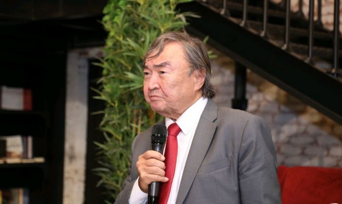 Bakı Kitab Mərkəzində Oljas Süleymenovla görüş keçirilib Bakı Kitab Mərkəzində Oljas Süleymenovla görüş keçirilib