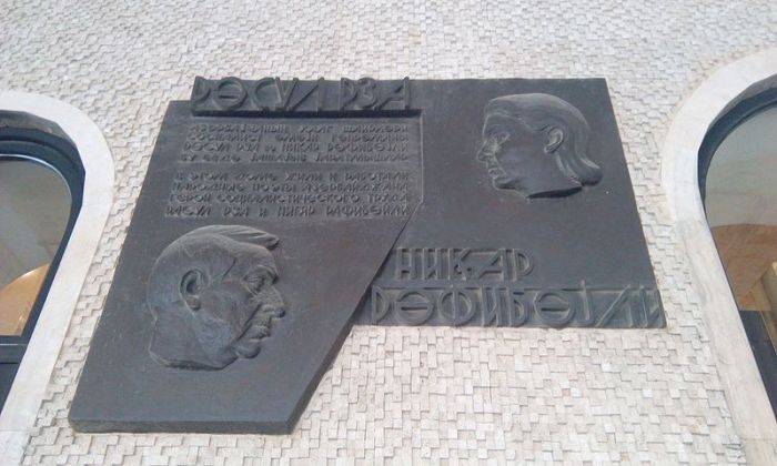 Torqovı. Nigar Rəfibəyli və Rəsul Rza  küçələrinin qovuşuğu - Elxan Zal Torqovı. Nigar Rəfibəyli və Rəsul Rza  küçələrinin qovuşuğu - Elxan Zal