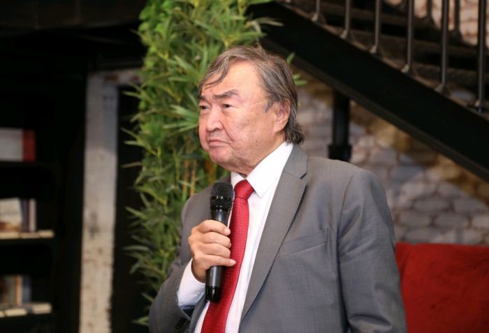 Azərbaycan Prezidenti İlham Əliyev Oljas Süleymenovu təltif edib Azərbaycan Prezidenti İlham Əliyev Oljas Süleymenovu təltif edib