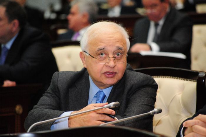 "Daxilimdə heç vaxt öz yaşımla barışmamışam" - Xalq yazıçısı Elçinlə müsahibə "Daxilimdə heç vaxt öz yaşımla barışmamışam" - Xalq yazıçısı Elçinlə müsahibə