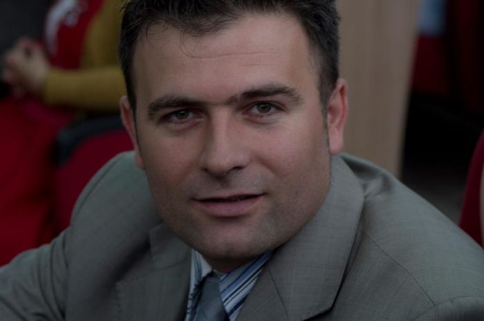 Alban şairi Jeton Kelmendinin şeirləri - Tərcümə Alban şairi Jeton Kelmendinin şeirləri - Tərcümə