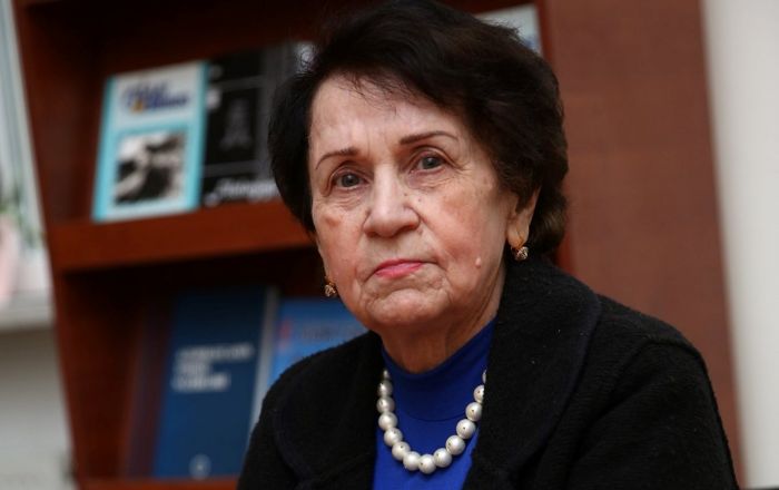 "Vaxtın məndə əriyən saatına quruldum..." - Şeirlər. Firuzə MƏMMƏDLİ "Vaxtın məndə əriyən saatına quruldum..." - Şeirlər. Firuzə MƏMMƏDLİ