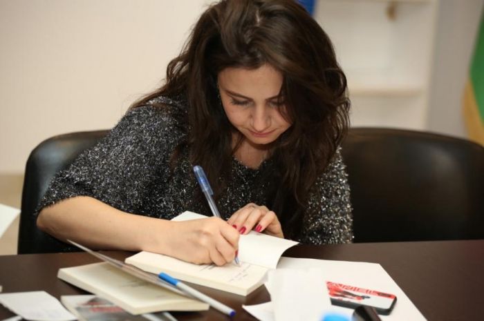 "Duysan iç səsimi, getdiyin yerlər yuvan olmazdı..." - Şeirlər. GÜLSADƏ "Duysan iç səsimi, getdiyin yerlər yuvan olmazdı..." - Şeirlər. GÜLSADƏ