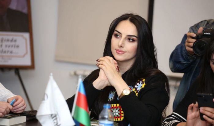 "Kəsdim hisslərimin şah damarını, Sevgimi torpağa verdim az öncə..." - Şeirlər. Aypara  AYXAN "Kəsdim hisslərimin şah damarını, Sevgimi torpağa verdim az öncə..." - Şeirlər. Aypara  AYXAN