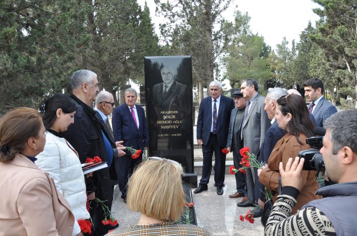 Görkəmli ədəbiyyatşünas alimlərin xatirələri anılıb - FOTOLAR Görkəmli ədəbiyyatşünas alimlərin xatirələri anılıb - FOTOLAR