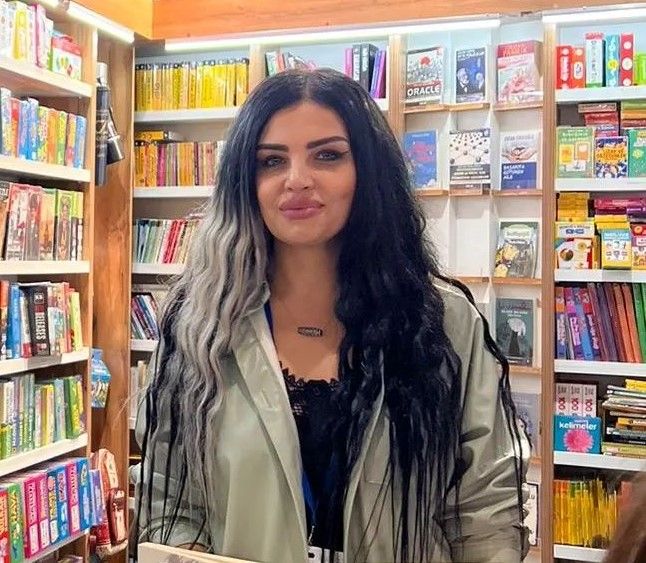 Cavidanə sevir,  Cavidanə yaşayır,  Cavidanə susuruq... Cavidanə sevir,  Cavidanə yaşayır,  Cavidanə susuruq...