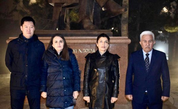 BTMİF prezidenti Günay Əfəndiyeva Daşkənddə Maqsud Şeyxzadənin heykəlini ziyarət edib BTMİF prezidenti Günay Əfəndiyeva Daşkənddə Maqsud Şeyxzadənin heykəlini ziyarət edib