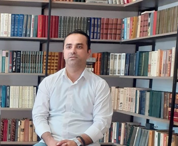 Ürəyim yeriyər çəkmələrinlə, dənlər yerişinin addım səsini... - Şeirlər. Emin PİRİ Ürəyim yeriyər çəkmələrinlə, dənlər yerişinin addım səsini... - Şeirlər. Emin PİRİ