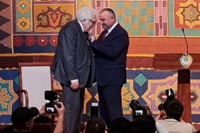 Xalq yazıçısı Anar Özbəkistanın “Dostluq” ordeni ilə təltif edildi - FOTOLAR Xalq yazıçısı Anar Özbəkistanın “Dostluq” ordeni ilə təltif edildi - FOTOLAR