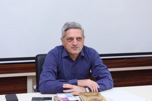 İnsan öz yuxusuna dalar, eynək öz yuxusuna... - Azad Yaşarın şeirləri İnsan öz yuxusuna dalar, eynək öz yuxusuna... - Azad Yaşarın şeirləri