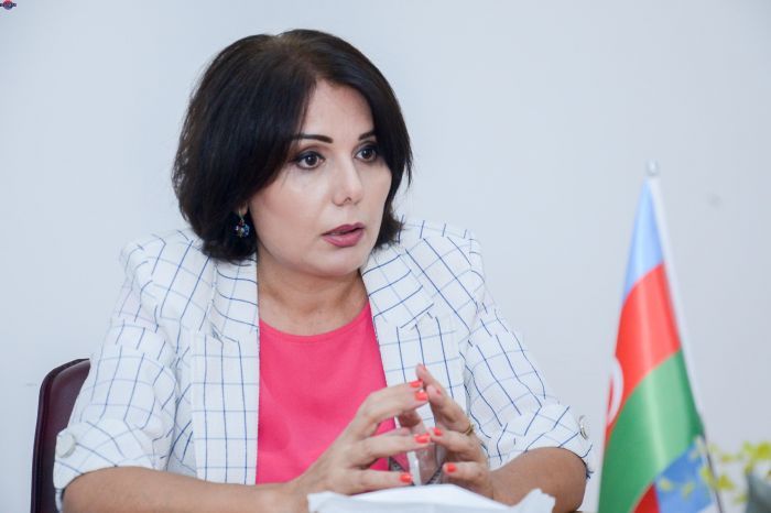 Ən şaqraq gülüşlə də xoşbəxtik, ən müdrik hüznlə də... - Səhər Əhmədin şeiri Ən şaqraq gülüşlə də xoşbəxtik, ən müdrik hüznlə də... - Səhər Əhmədin şeiri