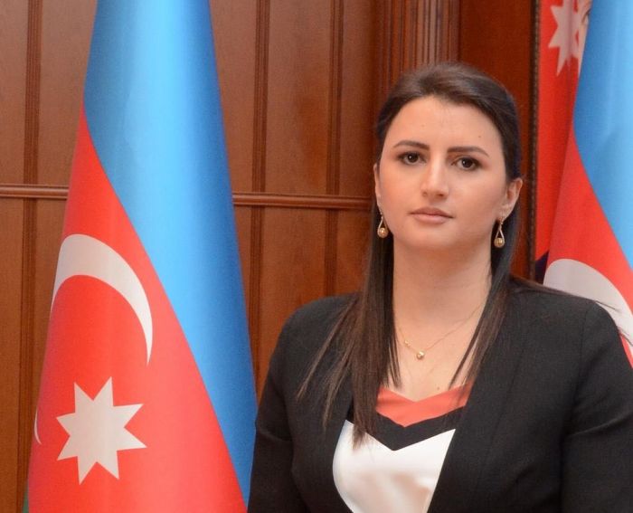 Ömrümə şeir boylanır, Kəm xoşbəxtlik misrası... - Aysel Nəsirzadənin şeirləri Ömrümə şeir boylanır, Kəm xoşbəxtlik misrası... - Aysel Nəsirzadənin şeirləri