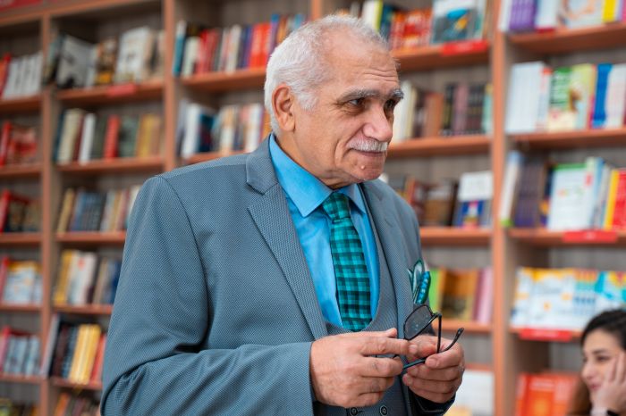 Xaqani Qayıblı-60: Sözlə güzgülənən adamın hekayəsi Xaqani Qayıblı-60: Sözlə güzgülənən adamın hekayəsi