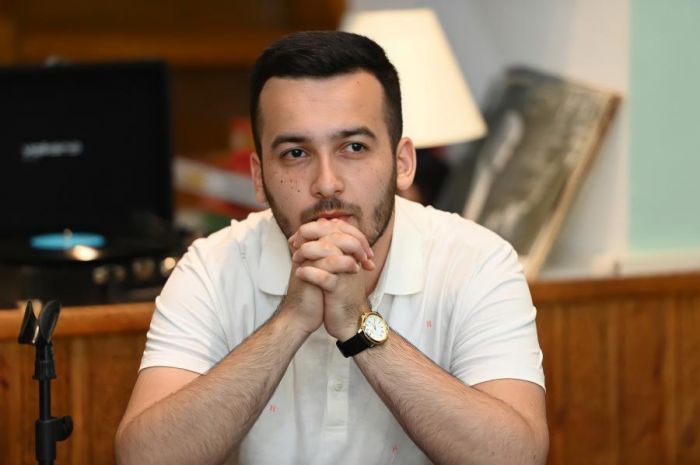 Bir şairin ağrısız yoxmu yaşamaq haqqı?.. - Nadir Yalçının şeirləri Bir şairin ağrısız yoxmu yaşamaq haqqı?.. - Nadir Yalçının şeirləri