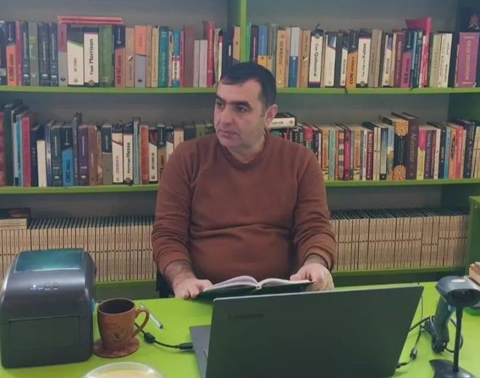 Zəfərinə tamaşatək Baxılan qladiator kimiyəm - Şeirlər. Anar SEYİDAĞA Zəfərinə tamaşatək Baxılan qladiator kimiyəm - Şeirlər. Anar SEYİDAĞA