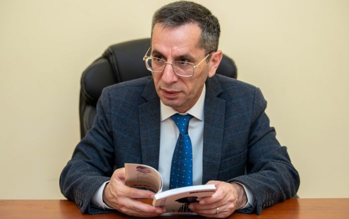 Yenəmi Arazla suvarılır ədəbiyyat zəmin?.. - Qulu Ağsəsin "Canım Vətən" şeiri Yenəmi Arazla suvarılır ədəbiyyat zəmin?.. - Qulu Ağsəsin "Canım Vətən" şeiri