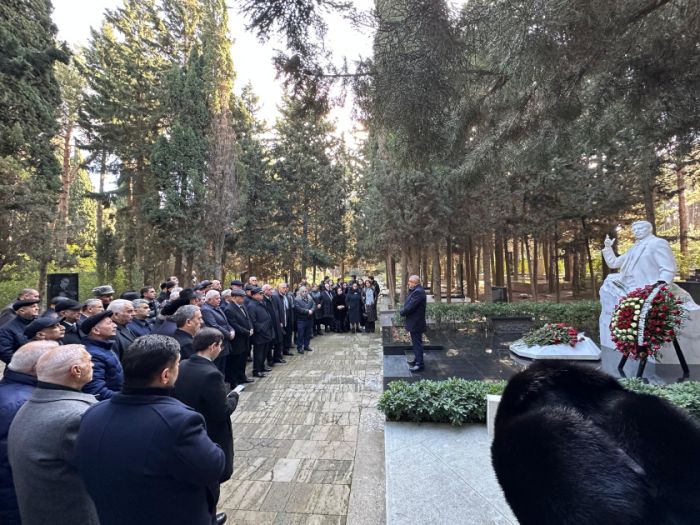 Xalq şairi Zəlimxan Yaqubun məzarı ziyarət olunub Xalq şairi Zəlimxan Yaqubun məzarı ziyarət olunub