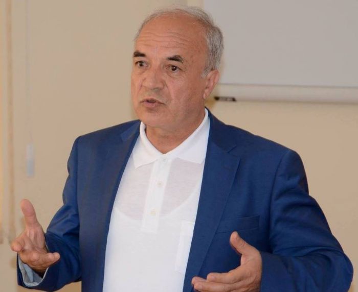 Əhməd Qəşəmoğlu poeziyası:insan varlığının ziddiyyətləri  və ümumbəşəri harmoniya - Məleykə MƏMMƏDOVA Əhməd Qəşəmoğlu poeziyası:insan varlığının ziddiyyətləri  və ümumbəşəri harmoniya - Məleykə MƏMMƏDOVA