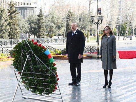 Prezident İlham Əliyev və birinci xanım Mehriban Əliyeva Xocalı soyqırımı abidəsini ziyarət ediblər