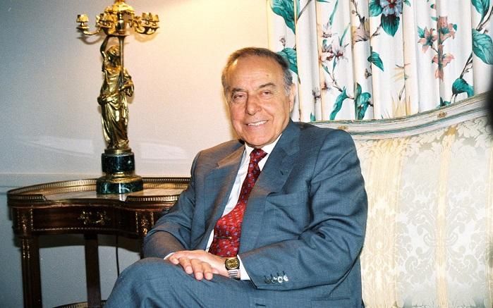 Heydər Əliyev - dövlətin rəmzinə çevrilmiş  ilk siyasi lider - Elnarə AKİMOVA Heydər Əliyev - dövlətin rəmzinə çevrilmiş  ilk siyasi lider - Elnarə AKİMOVA