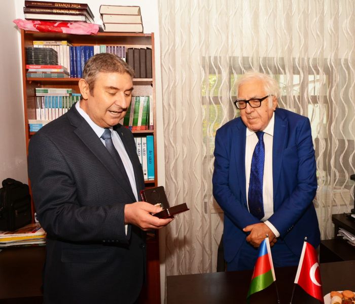 Xalq yazıçısı Anara Avrasiya Yazarlar Birliyinin "Şərəf" medalı təqdim edilib
