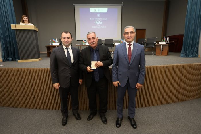"Ədəbiyyat qəzeti"nin baş redaktoru Azər Turana “Birinci Türkoloji Qurultayın 100 illiyi (1926–2026)” xatirə nişanı təqdim olunub