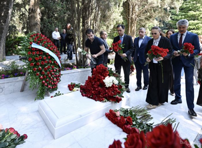 Xalq yazıçısı Elçinin vəfatının ildönümü ilə əlaqədar məzarı ziyarət olunub